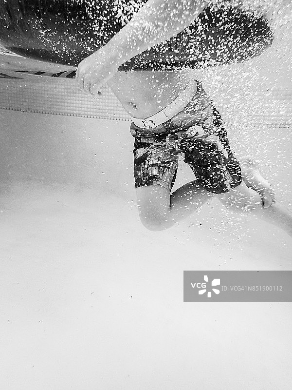 在游泳池中的水下男孩图片素材