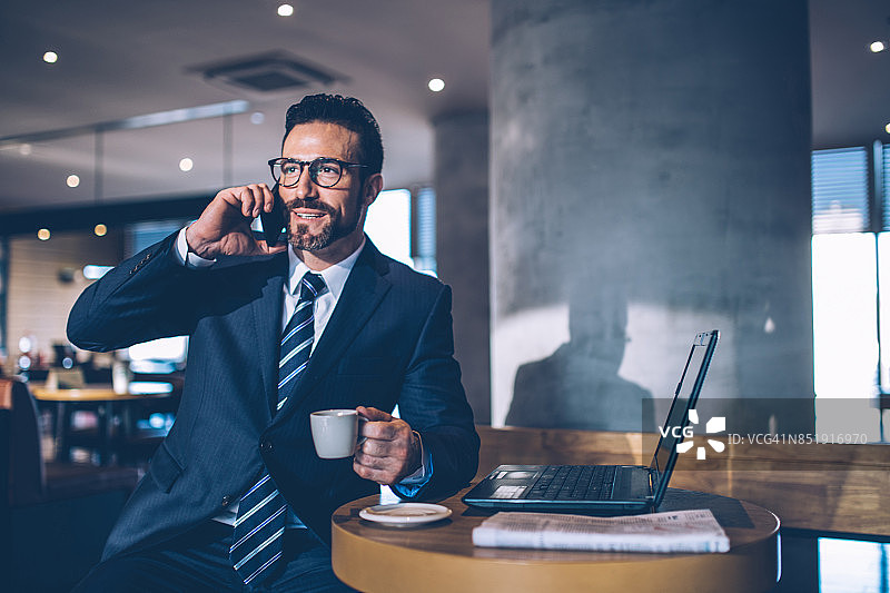 英俊的商人在使用手机图片素材