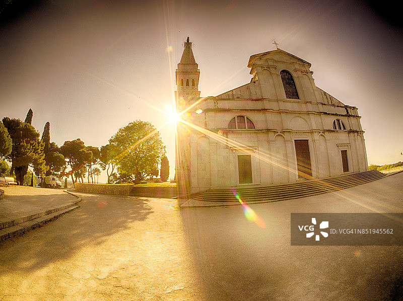 晨光倾泻下的圣尤菲米娅教堂图片素材