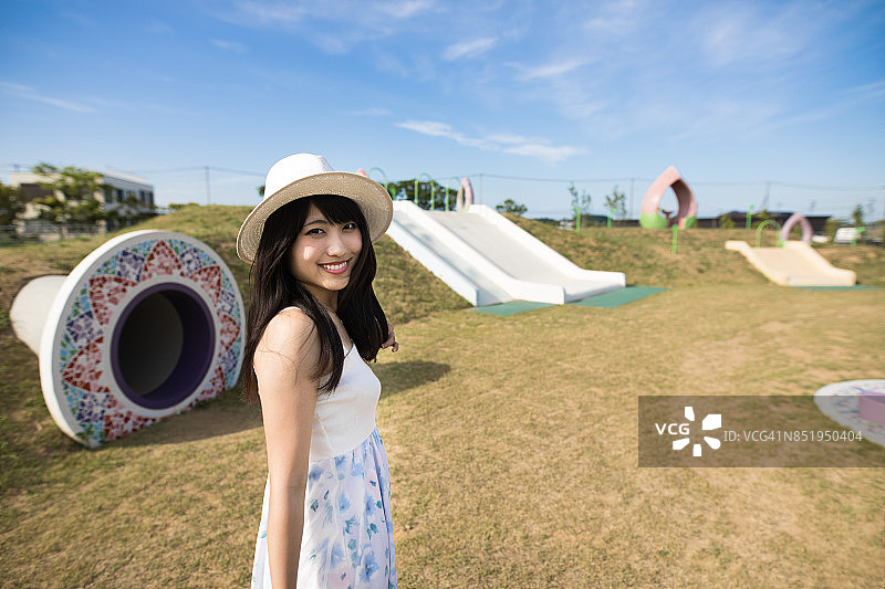 在公园里的年轻女人图片素材