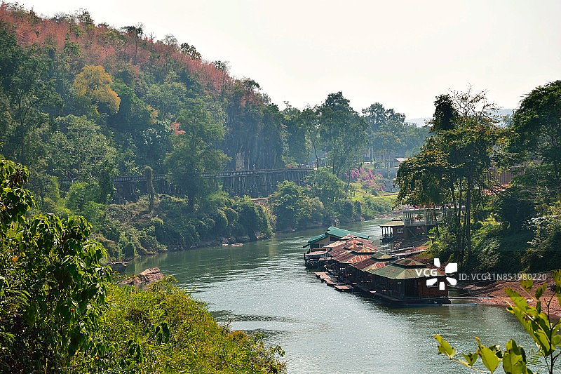 泰国北碧府桂河上的雾中山林和船屋田园风光图片素材