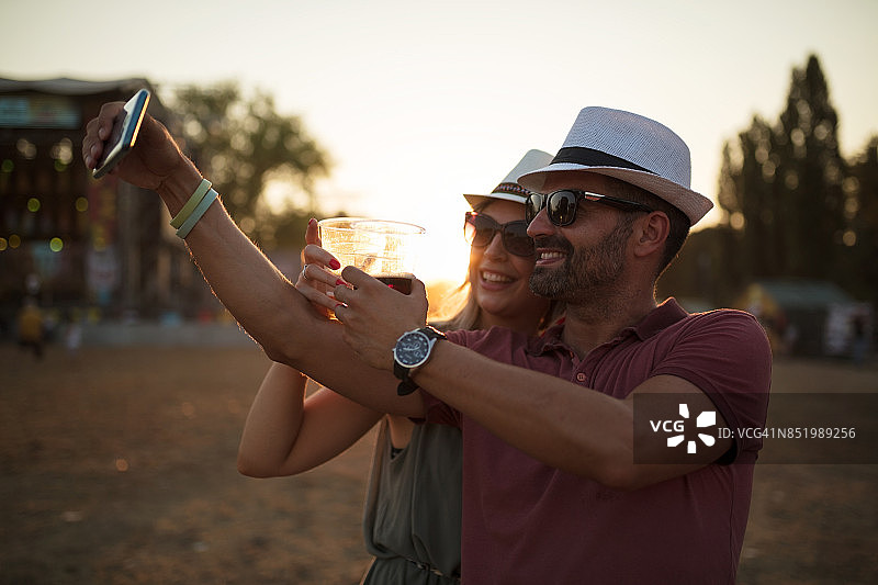 情侣在节日自拍图片素材