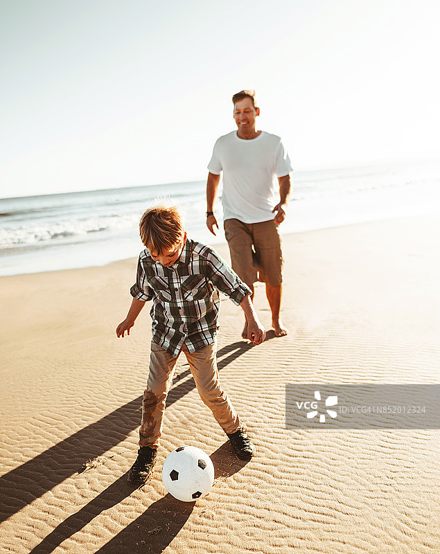 父亲和儿子一起飞行图片素材