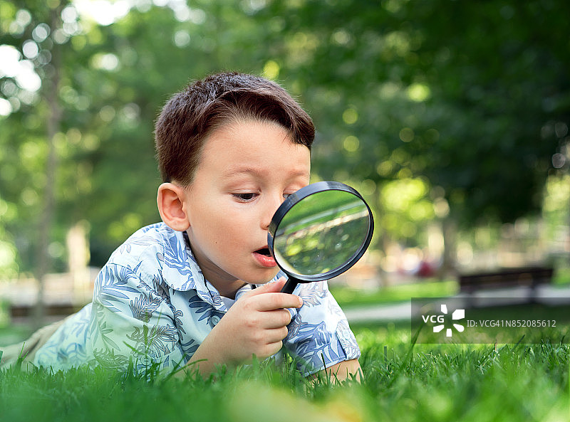 小女孩探索大自然图片素材