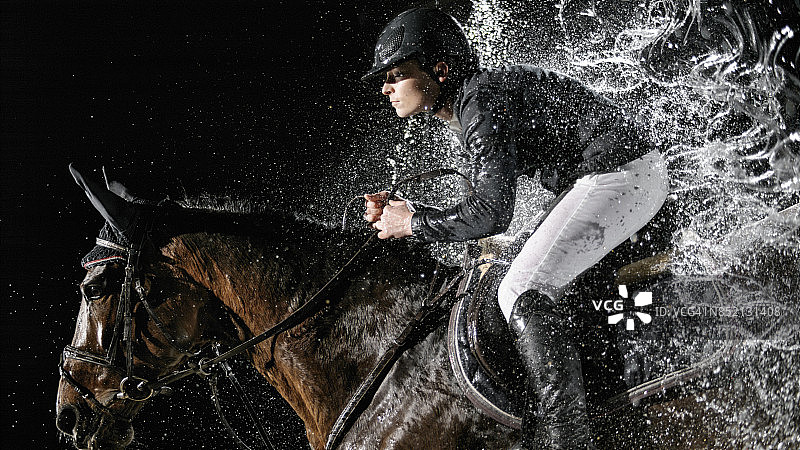 马和骑手跃过水幕图片素材