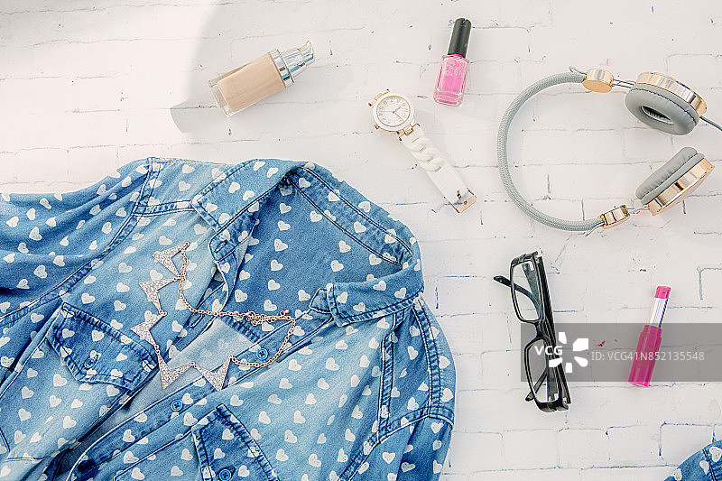 青少年女性牛仔衬衫服装（俯视）图片素材