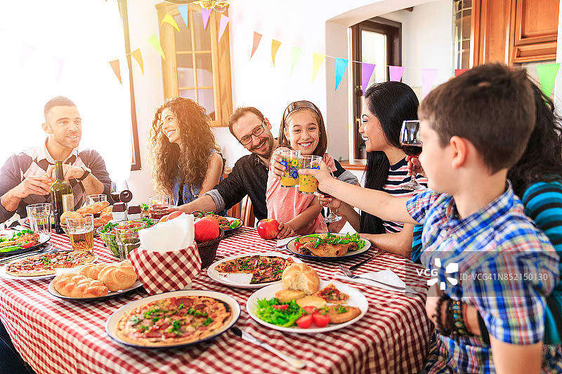 在家里的家庭晚餐图片素材