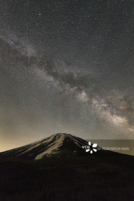 银河下的富士山图片素材