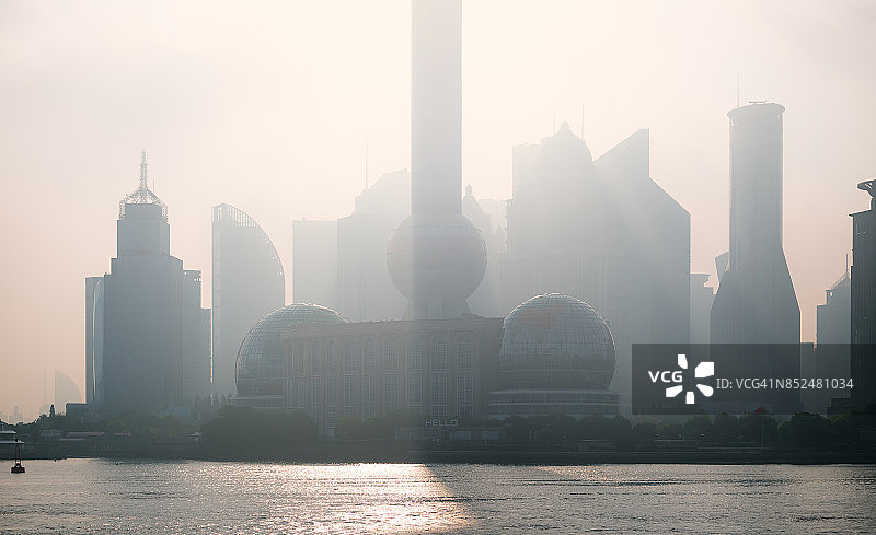 阳光下的中国上海陆家嘴金融区的早晨景色图片素材