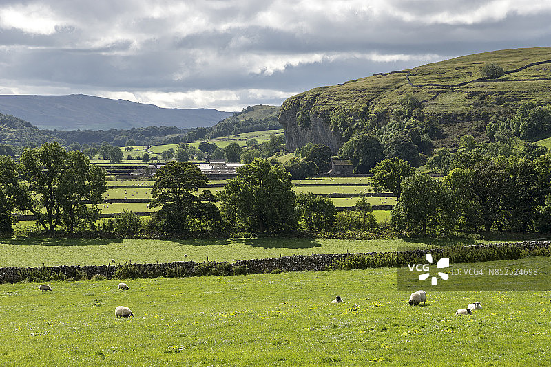 约克郡山谷惠法戴尔格拉斯顿附近的基尔西岩图片素材