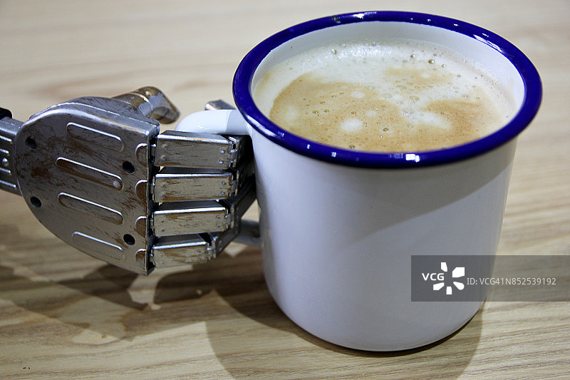 机器人手持咖啡杯的视角图片素材