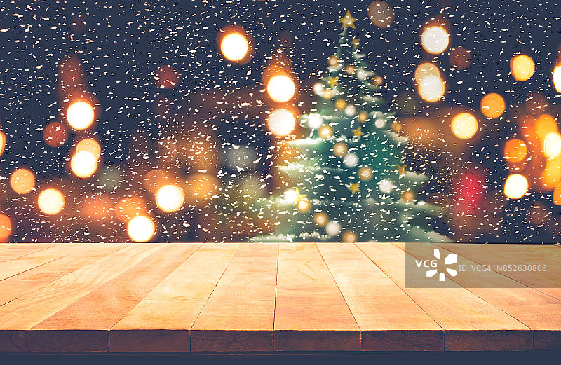 咖啡馆内带有降雪和圣诞树的木制桌面图片素材