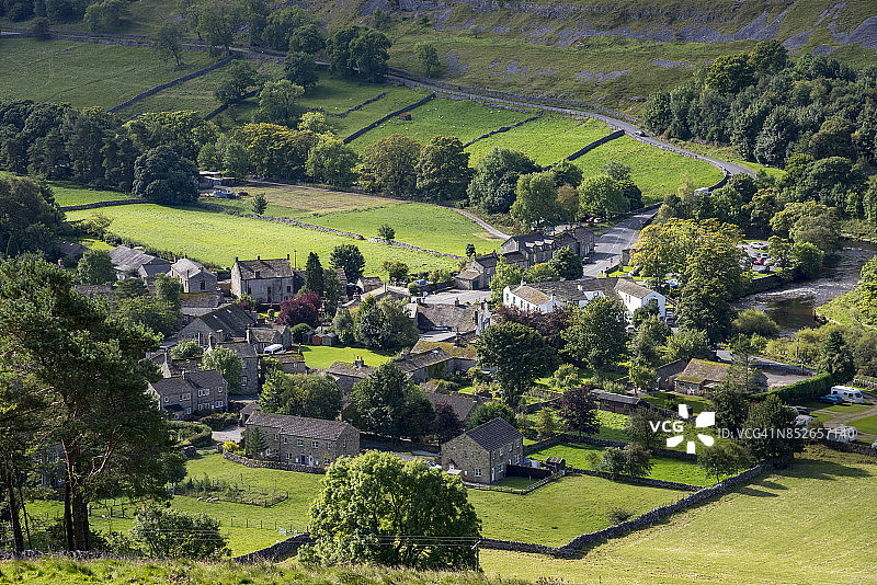 约克郡山谷上沃夫代尔的凯特尔韦尔村图片素材