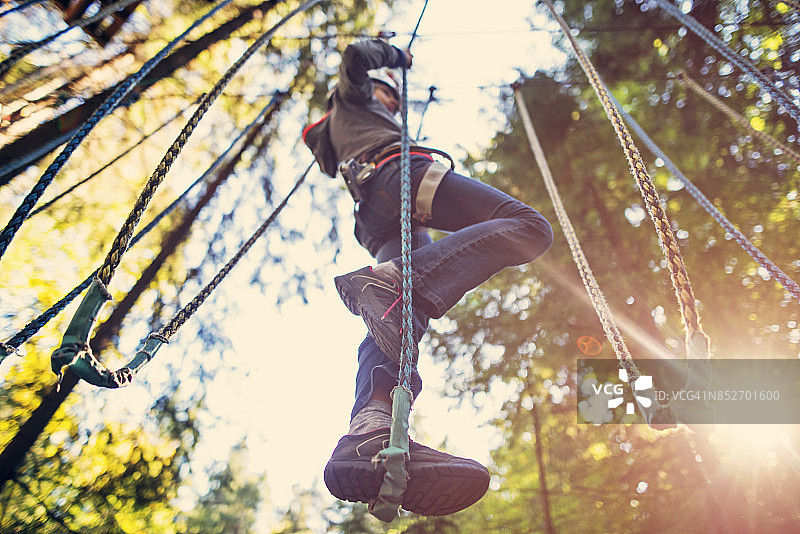 在绳索上行走的小女孩图片素材