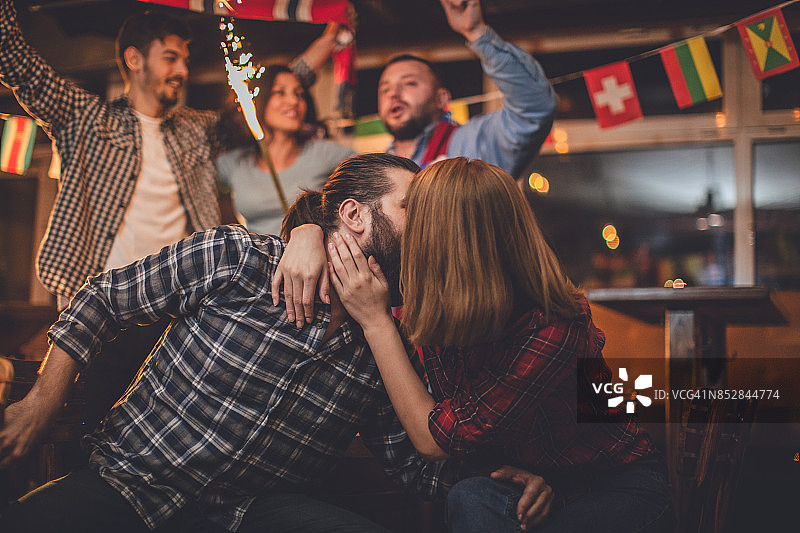 人们为他们的队伍欢呼图片素材