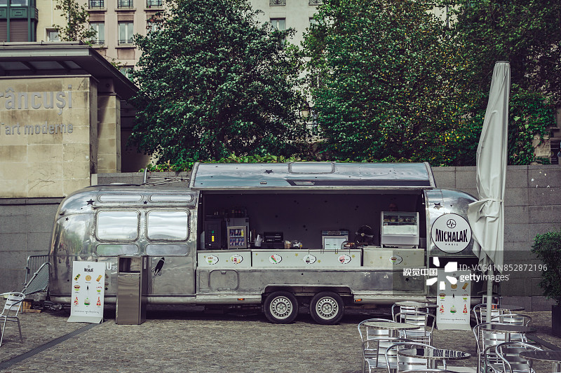 蓬皮杜中心广场上的银色餐车图片素材