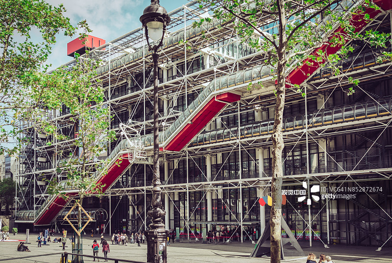 蓬皮杜艺术中心广场与蓬皮杜中心侧面楼梯图片素材