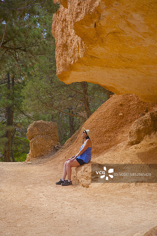 在犹他州布莱斯峡谷国家公园徒步旅行中休息的女人图片素材