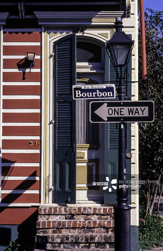 美国路易斯安那州新奥尔良法国区波旁街上的联排别墅建筑细节图片素材