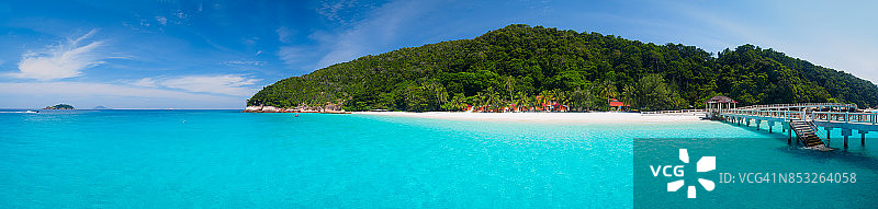 马来西亚热浪岛的碧绿海水和白色沙滩，有码头和木屋图片素材