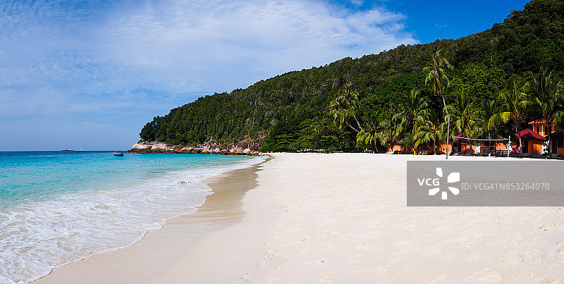 马来西亚热浪岛上带简易小屋的美丽热带白色沙滩图片素材
