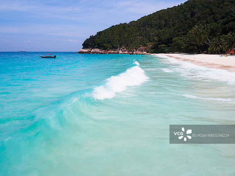 马来西亚热浪岛热带碧绿水域中的小浪图片素材