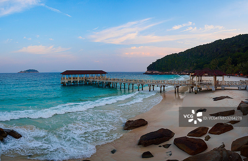 马来西亚热浪岛穆提亚拉海滩和码头的日落图片素材