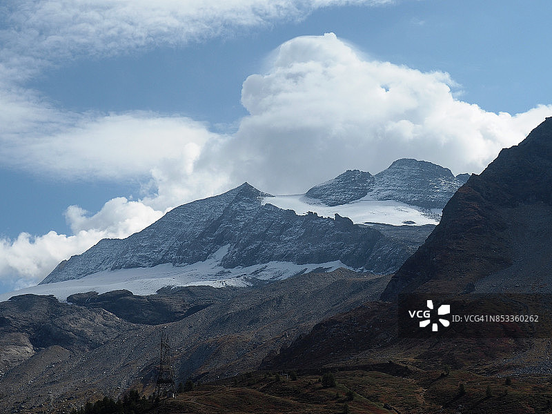 从辛普隆山口眺望马特宏峰和莱昂峰图片素材