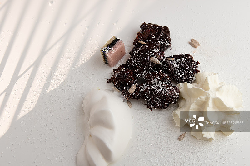 冰淇淋、搅打奶油、熔岩蛋糕、杏仁蛋白软糖、葵花籽和椰子图片素材