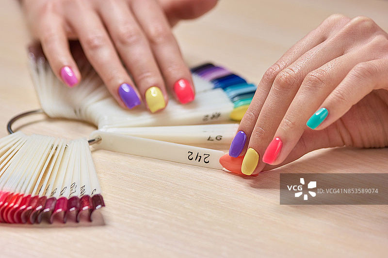 女性手持彩色指甲油样品图片素材