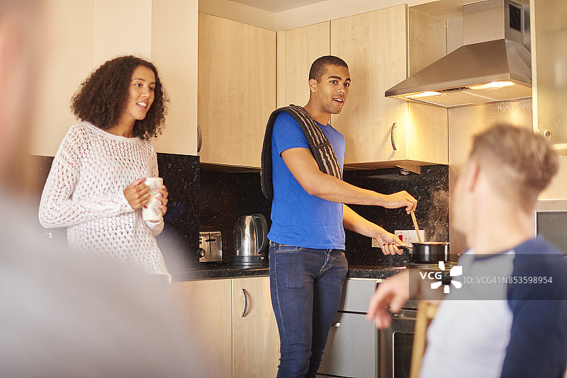 为朋友烹饪图片素材