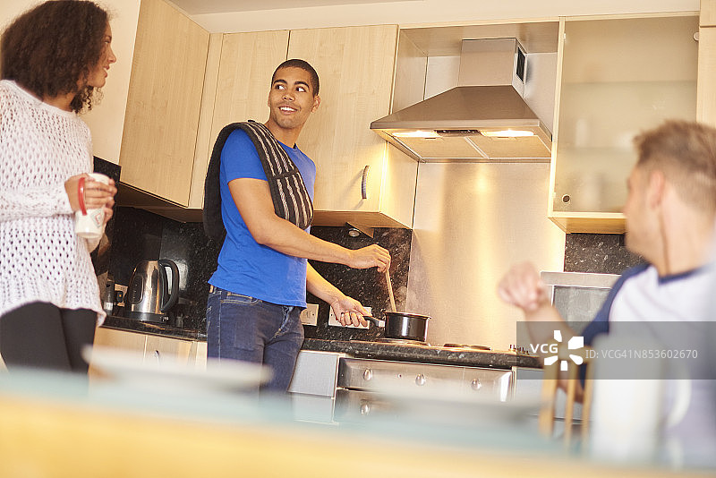 朋友们一起烹饪图片素材