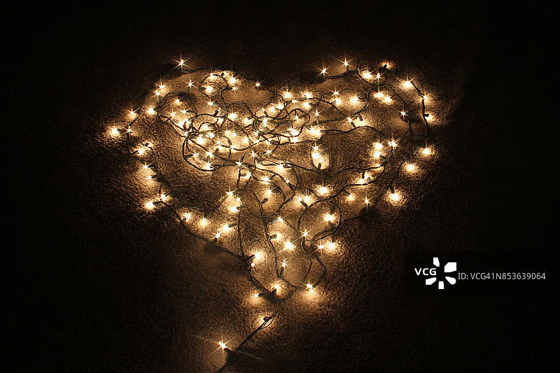 黑暗中点亮的心形圣诞灯图片素材