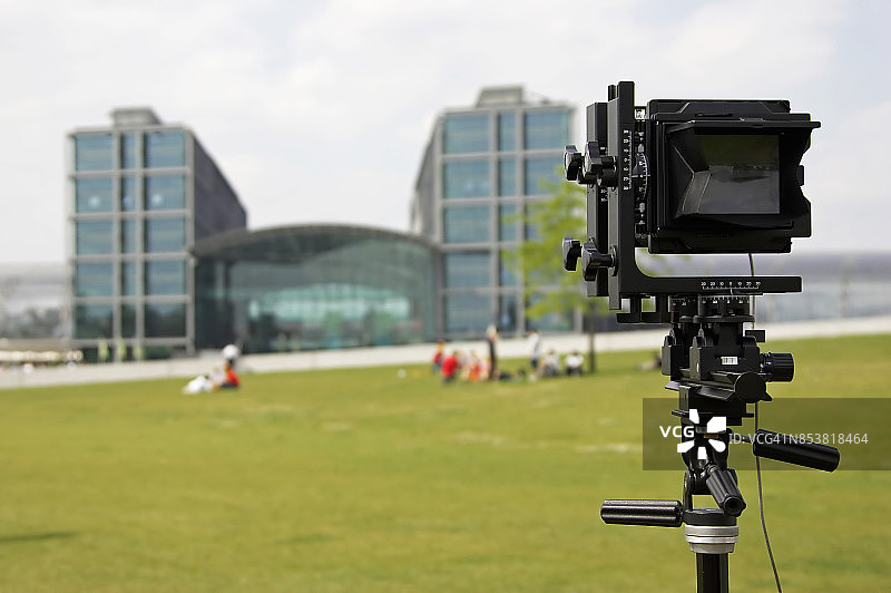 柏林火车总站前三脚架上的老式相机图片素材