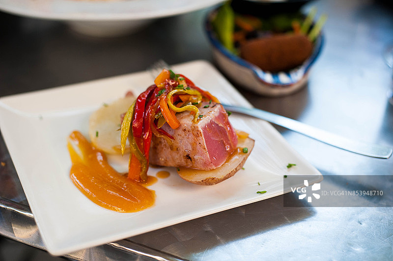 香煎金枪鱼和辣椒炒蔬菜图片素材