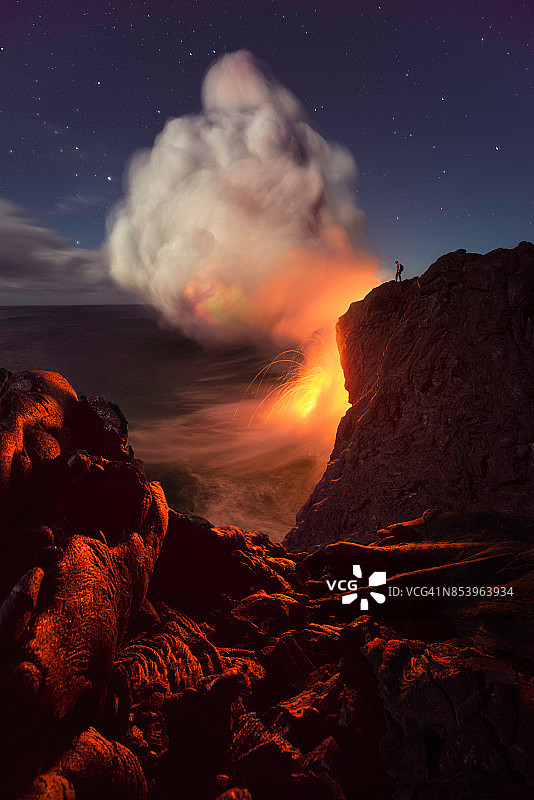 夏威夷卡拉帕纳海岸熔岩流入大海图片素材