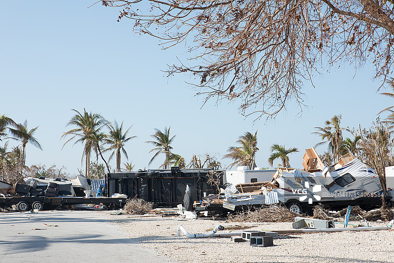 飓风过后大派恩岛的垃圾拖车公园图片素材