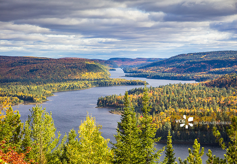 加拿大魁北克莫里斯国家公园瓦皮扎贡克湖秋色图片素材