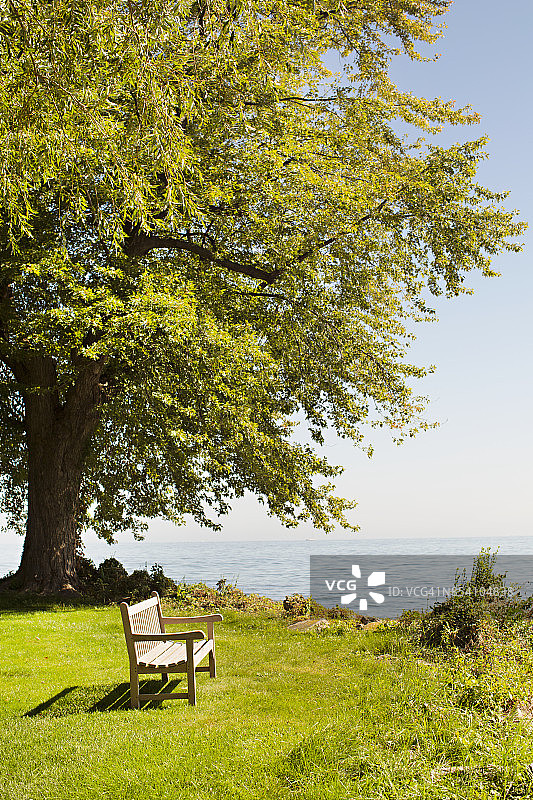 从长椅上看海景图片素材