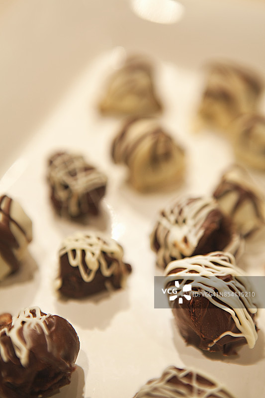 制作巧克力焦糖糖果图片素材