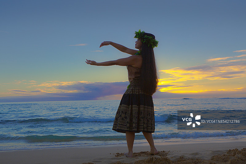 日落时分沙滩上的夏威夷草裙舞者肖像图片素材