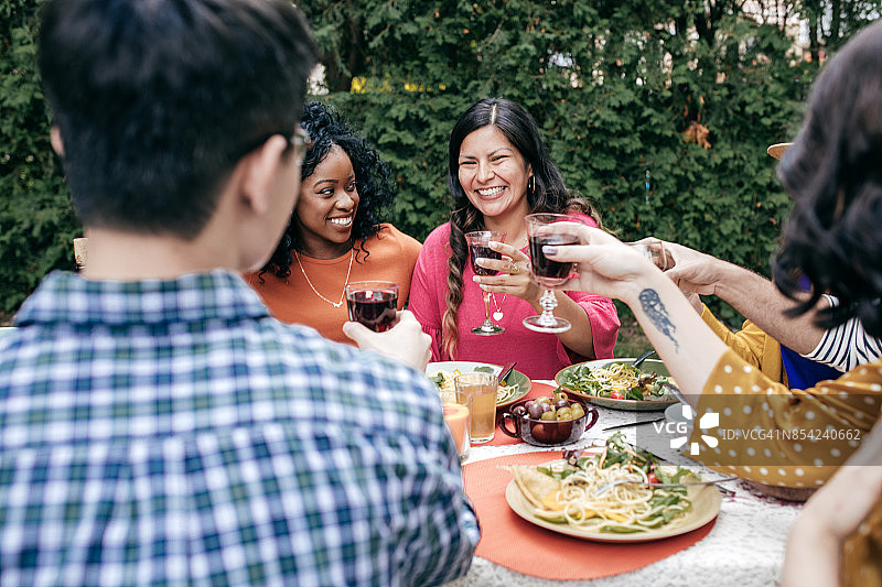 与朋友共进晚餐图片素材