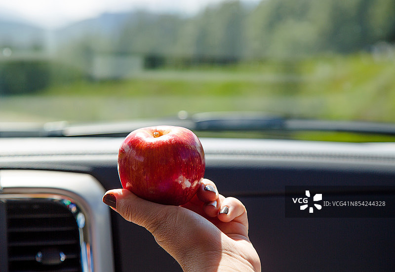 女人手拿苹果图片素材