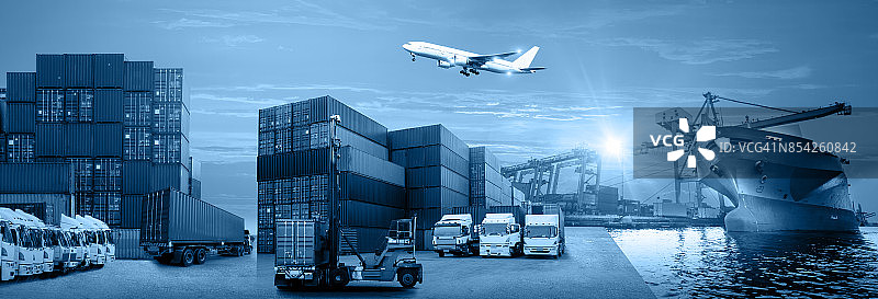 物流与运输的集装箱货轮和货机与工作起重机桥在日出船厂，物流进出口和运输行业背景图片素材