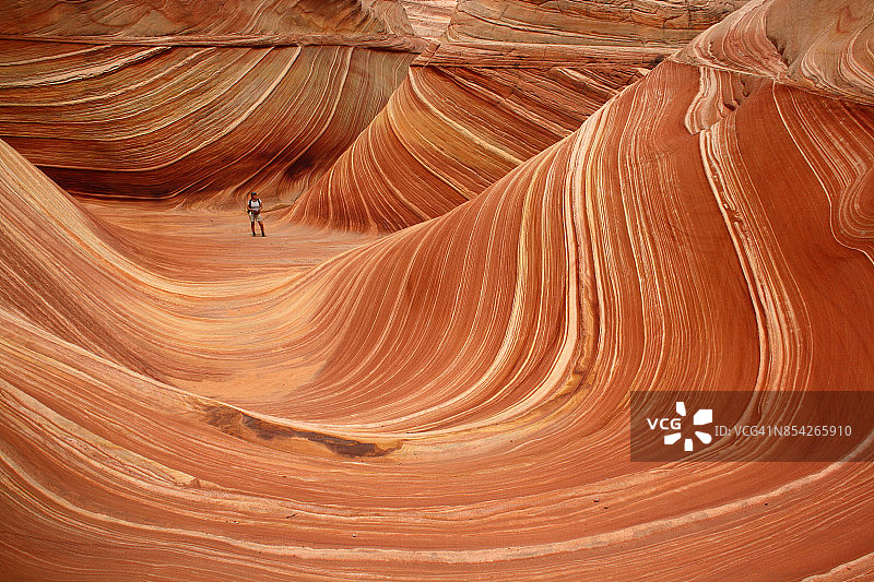 徒步旅行者在波浪岩图片素材