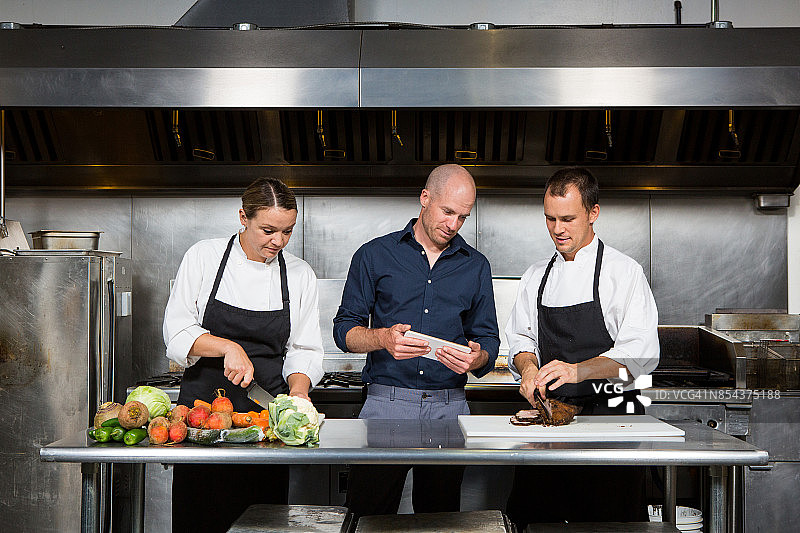 餐厅经理向厨师讲解新菜单图片素材