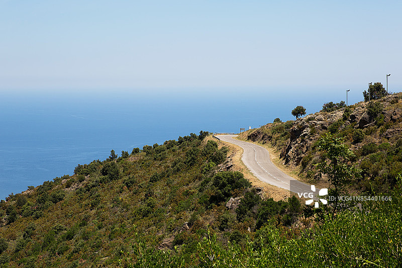 赫罗纳省埃尔波特德拉塞尔瓦附近山区街道景观，西班牙加泰罗尼亚图片素材