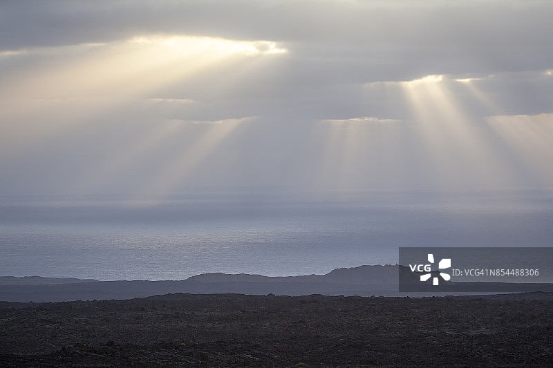 蒂曼法亚国家公园月球景观上的阳光图片素材