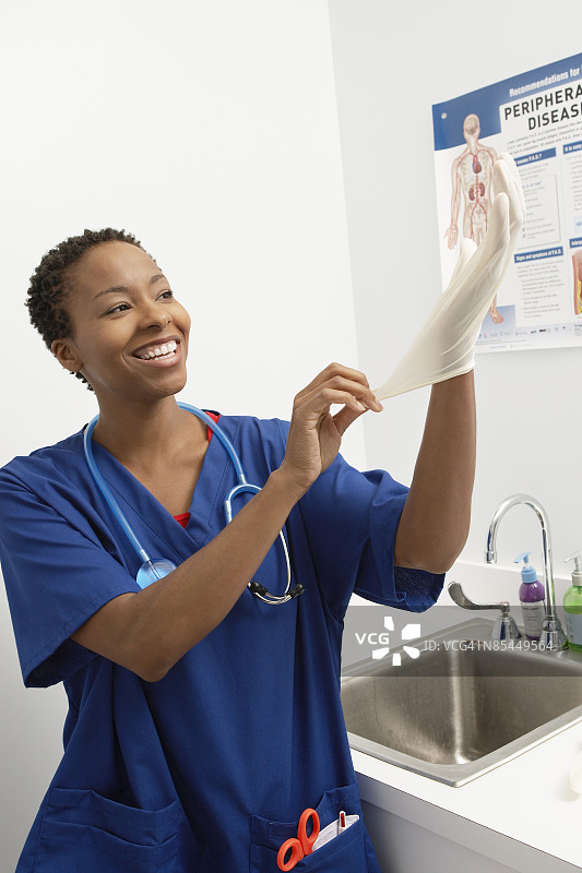 女护士在医院戴手套图片素材