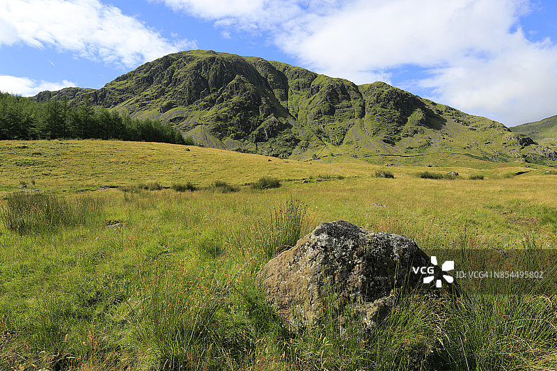 英国坎布里亚郡湖区国家公园 Mardale 山谷 Harter fell 的夏季景色图片素材